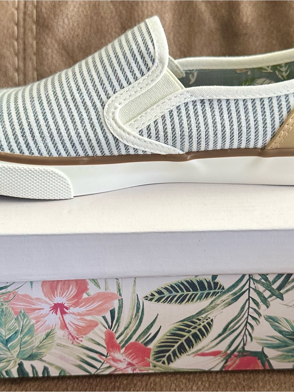 Tommy Bahama Striped Slip-On Sneakers in White and Navy with Brown Trim 8.5 - Picture 4 of 10